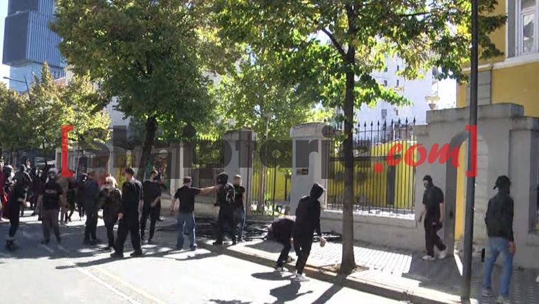 Protestuesit shqyejnë derën e Ministrisë së Arsimit