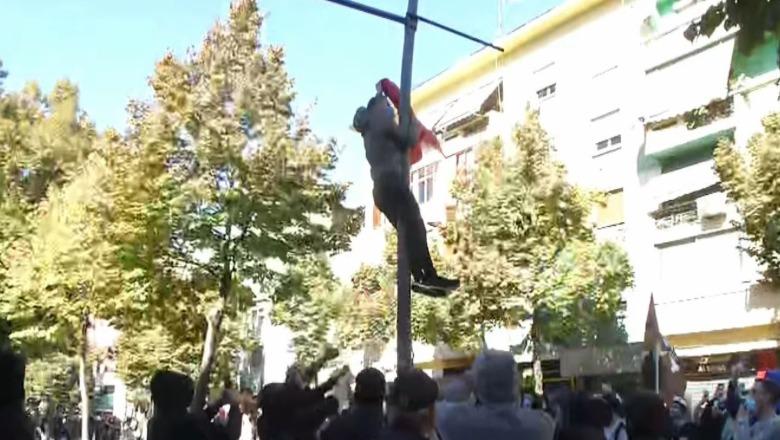 Protesta te Ministria e Arsimit, i riu i maskuar ngjitet mbi shtyllë