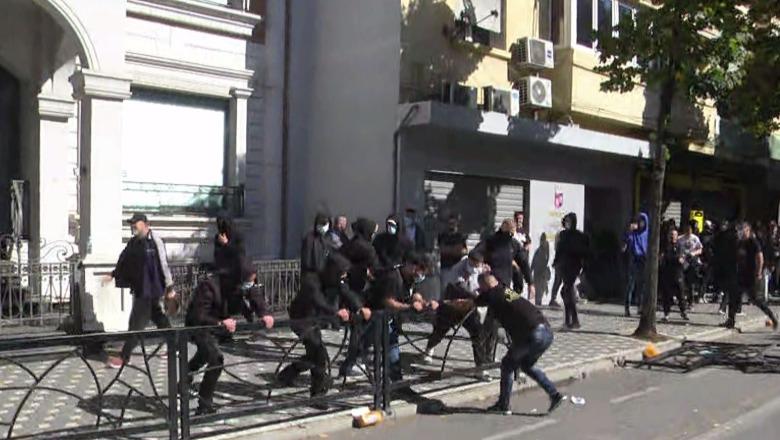 Protestuesit ‘barrikadë’ autobotit të ujit, vendosin kangjella në mes të rrugës
