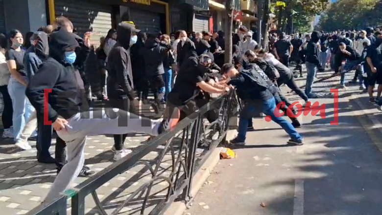 LIVE TV- Akte dhune te Ministria e Arsimit, të maskuarit sulmojnë me gurë e molotovë! Barrikadë autobotit të ujit, vendosin kangjella në mes të rrugës