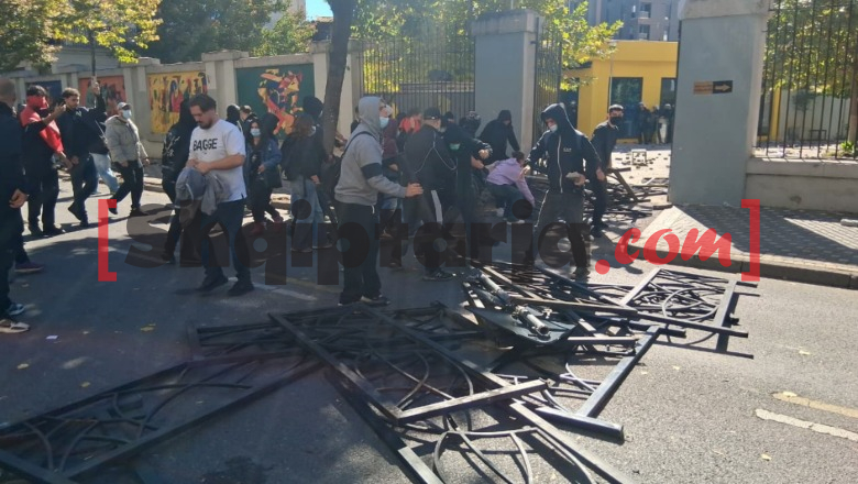 LIVE TV- Akte dhune te Ministria e Arsimit, të maskuarit sulmojnë me gurë e molotovë! Barrikadë autobotit të ujit, vendosin kangjella në mes të rrugës