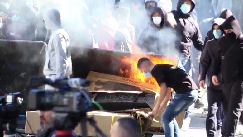 Protestuesit vënë koshat e plehrave në mes të rrugës, i vënë flakën
