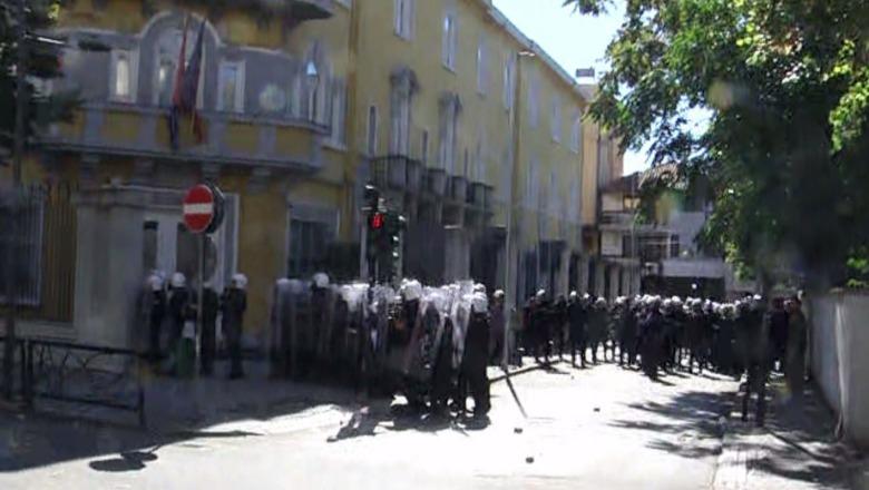Protesta te Ministria e Arsimit/ Policia e Shtetit: Ndalni aktet e dhunës, distancohuni nga të maskuarit! Dhuna ndaj efektivëve e dënueshme me ligj