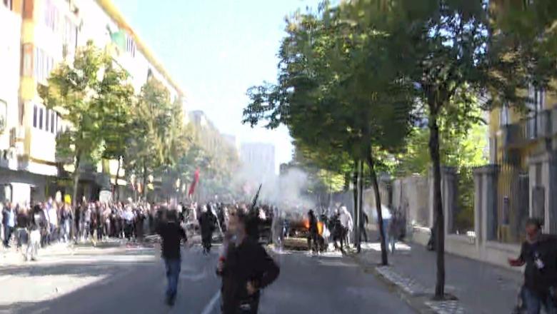 Protestuesit sulme edhe ndaj efektivëve, policia hedh ujë dhe gazlotsjellës për të shpërndarë turmën 