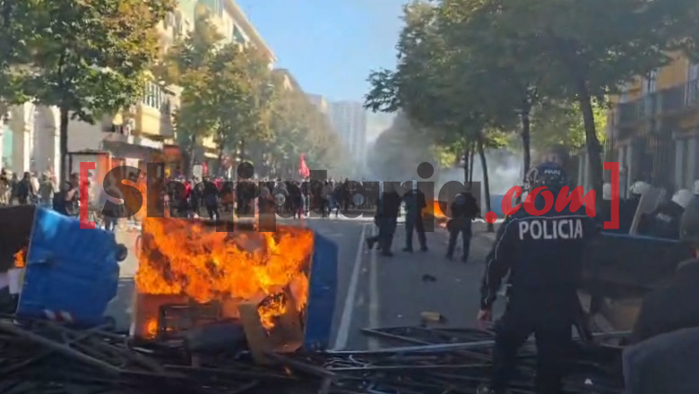 LIVE TV- Akte dhune te Ministria e Arsimit, të maskuarit sulmojnë me gurë e molotovë! Kangjella në mes të rrugës e flakë koshave! Nisin shoqërimet e para