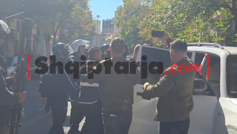 Protesta e dhunshme, policia shoqëron disa persona! Revoltohen protestuesit e tjerë: Mos i prekni studentët