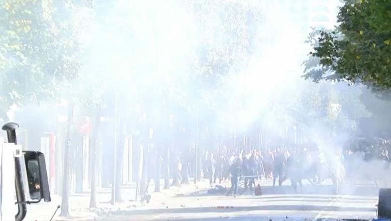 Protesta e dhunshme, hidhet molotov drejt Ministrisë së Arsimit