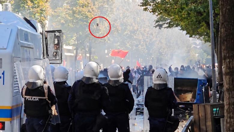 Report Tv sjell pamjet/ Momenti kur protestuesit sulmojnë me gurë efektivët e Policisë 