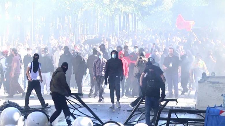 Protestuesit e maskuar hedhin fishekzjarre drejt policisë dhe Ministrisë! Godasin me gurë edhe autobotin