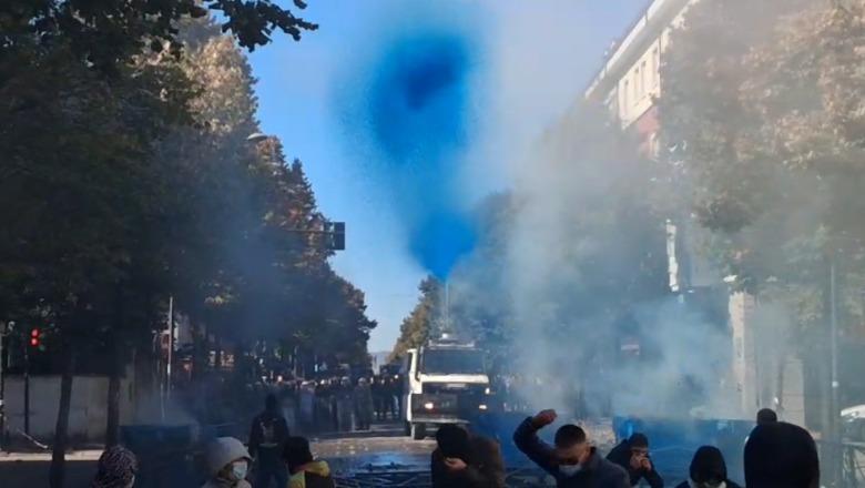 Protestuesit e maskuar hedhin fishekzjarre drejt policisë dhe Ministrisë! Efektivët hedhin ujë 'blu'