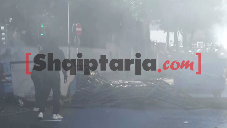 Protestuesit e maskuar, bllokadë me kangjella e kosha në rrugë