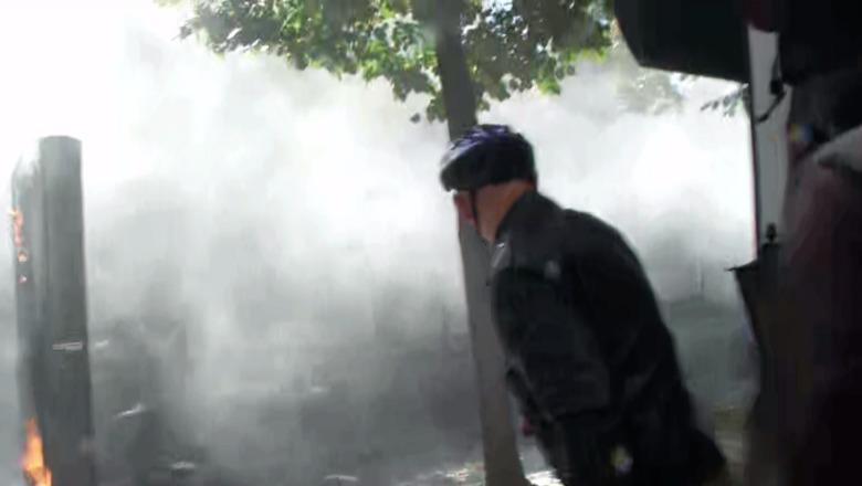 Protesta e dhunshme, policia hedh gaz lotsjellës! Protestuesit shkulin ndriçuesit e rrugëve