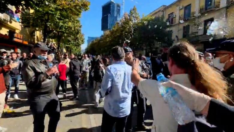 ‘Deputetët të krimit’, protestuesit rrethojnë Palokën: Rama në burg, Berisha në burg! E përzënë duke i hedhur ujë e shishe: Ik, Ik