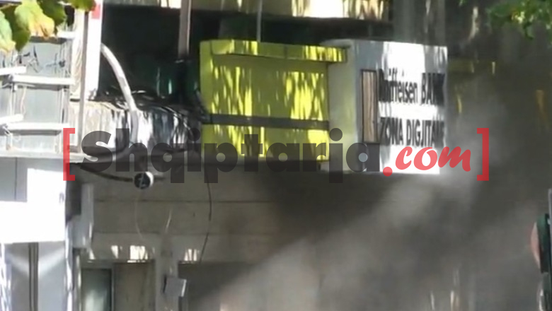 Protesta te Ministria e Arsimit, protestuesit i vënë zjarrin një banke