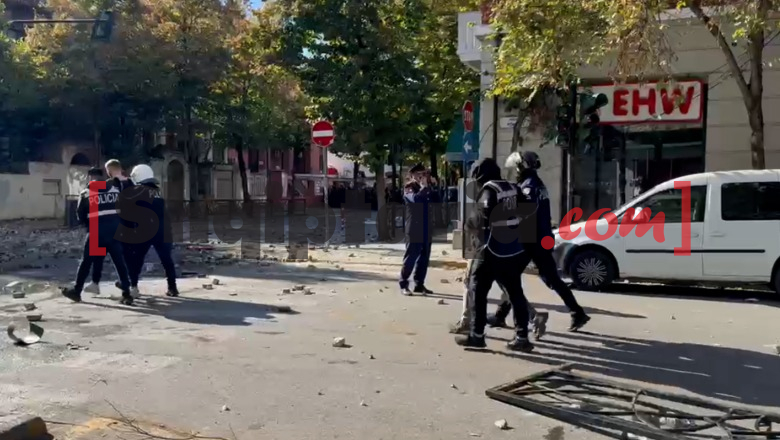 Protesta e dhunshme para Ministrisë së Arsimit, policia shoqëron edhe 2 protestues të tjerë