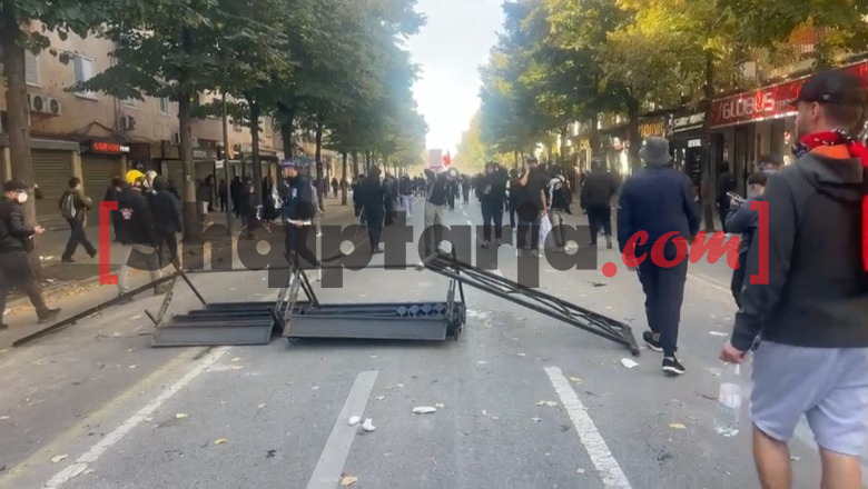 Protestuesit formojnë bllokadë me stola, kangjella e kosha, policia hedh ujë