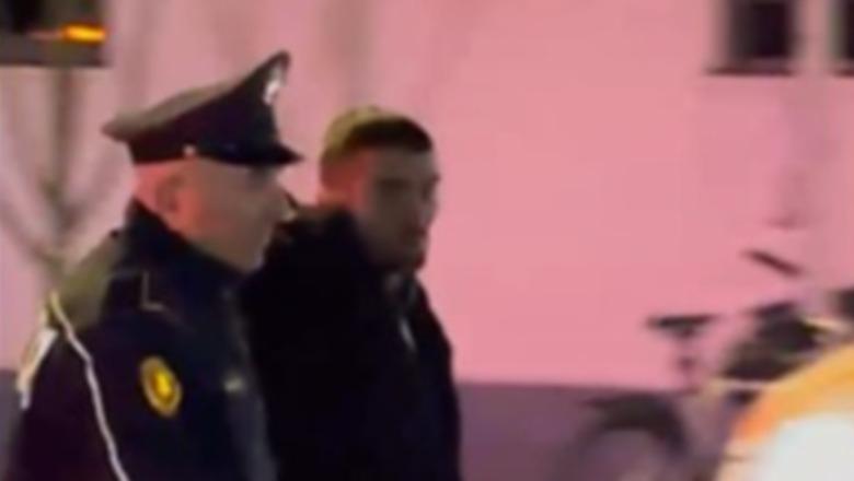 Tragjedia në Shkozë, dy të moshuar humbën jetën nga zjarri! Report TV siguron foton e autorit teksa shoqërohet nga Policia