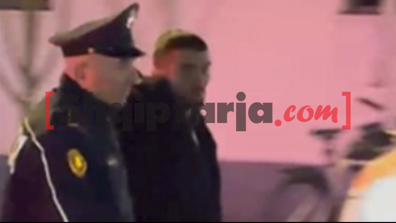 Tragjedia në Shkozë, dy të moshuar humbën jetën nga zjarri! Report TV siguron foton e autorit teksa shoqërohet nga Policia
