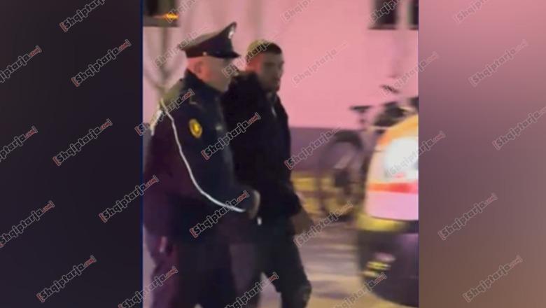 Tragjedia në Shkozë, dy të moshuar humbën jetën nga zjarri! Report TV siguron foton e autorit teksa shoqërohet nga Policia
