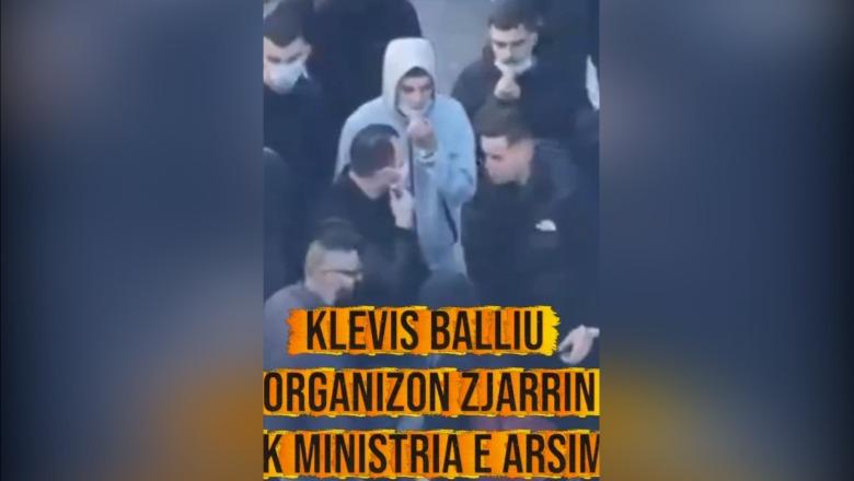 Organizoi zjarrvënien e Ministrisë së Arsimit? Balla publikon momentin kur Klevis Balliu bisedon me protestuesit e maskuar