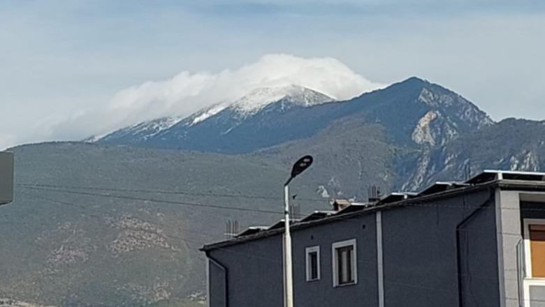 Bora e parë mbulon malet e verilindjes, zbardhen Gjallica, Pashtriku dhe Koretniku (Pamje)