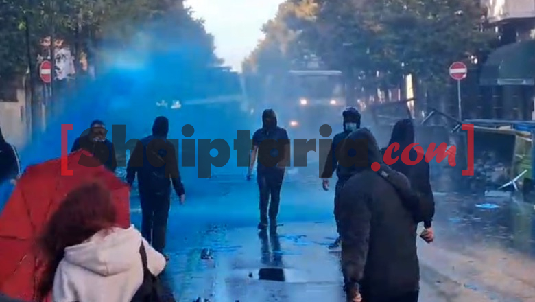 Përleshja me gurë me protestuesit, policia hedh ujë blu (VIDEO)