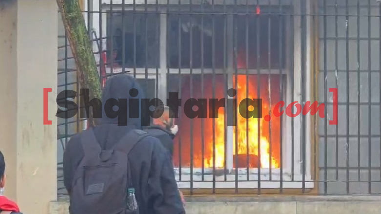 Sulm i ri te Ministria e Arsimit, digjen zyra në katin e parë