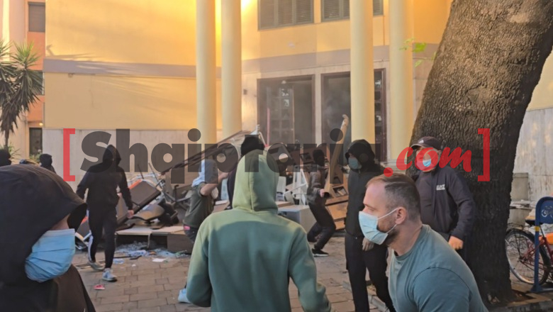 Protestuesit sulm Ministrisë së Financave, përleshen me gurë me policinë