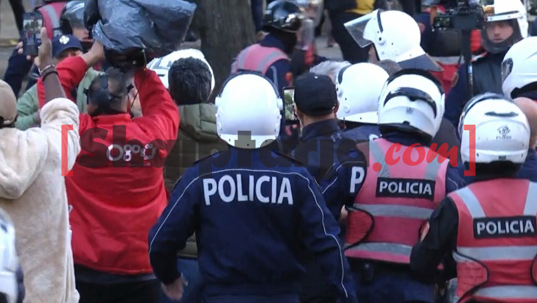 Protesta e dhunshme dje në Tiranë, policia: 55 protestues në pranga, 98 nën hetim
