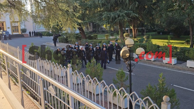 Protesta/ Masa të shtuara sigurie te parlamenti, forca policie e autoboti në gatishmëri