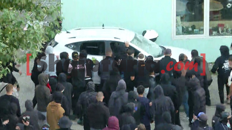 Vijojnë sulmet e protestuesve, shkatërrojnë makinën te Piramida