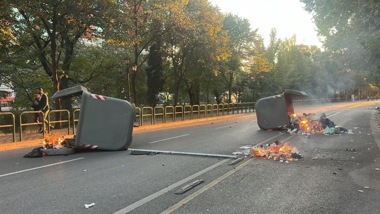 Digjen koshat e plehrave në Unazë, protestuesit i nxjerrin në mes të rrugës dhe bllokojnë trafikun