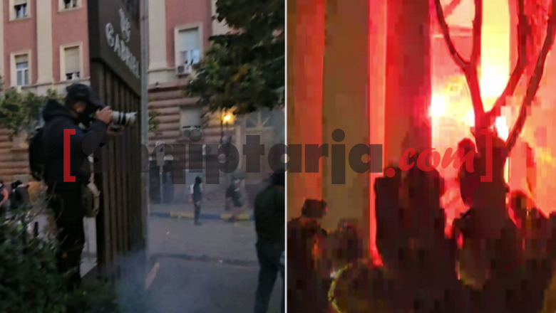 Protestuesit thyejnë derën e Kryesisë së Kuvendit, hidhen fishekzjarre, ndizen flakadanë e zjarr! Ndërhyn policia