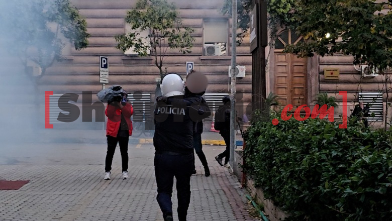 Protesta/ Efektivi merr në krahë djalin e vogël, rend për ta larguar nga gazi lotsjellës