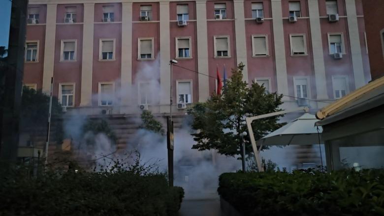 Protestuesit sulm edhe Gjykatës Kushtetueses, policia hedh gaz lotsjellës 