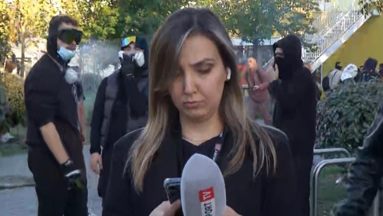 Protestuesit e maskuar sulm medias, shkelmojnë dhe thyejnë kamerën e Report Tv