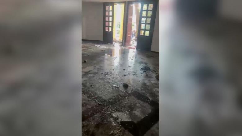 Xhama të thërrmuar dhe dyer të thyera, pamjet brenda Ministrisë së Financave pas sulmit të protestuesve