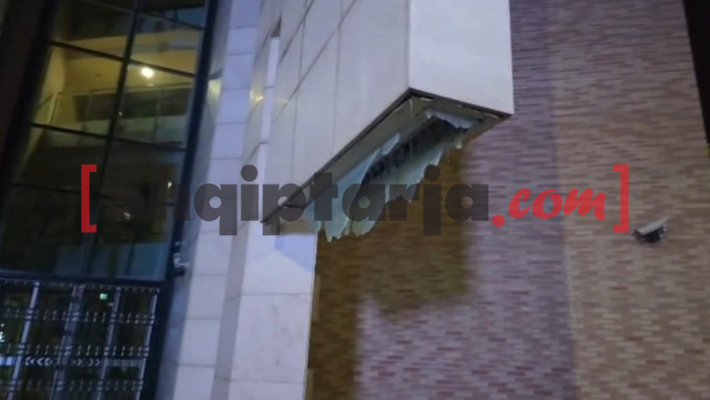 Sulmohet edhe Banka e Shqipërisë, protestuesit thyejnë kabinën e rojes dhe shatërvanin