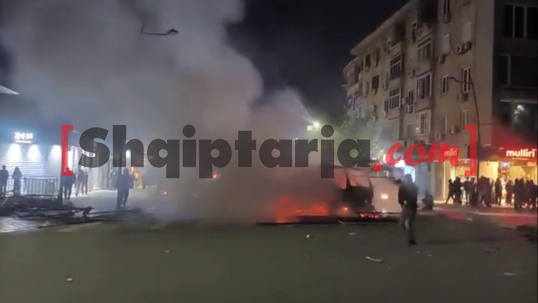 Protesta/ Digjet një makinë në hyrje të ‘Rrugës së Durrësit’, ndërhyn zjarrfikësja