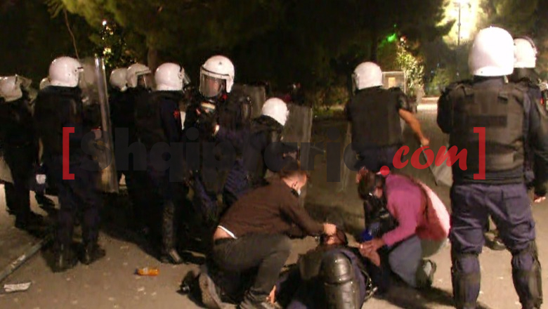 Lëndohet efektivi i Policisë, përfundon i shtrirë në tokë! Gazetari i Report Tv i vjen në ndihmë