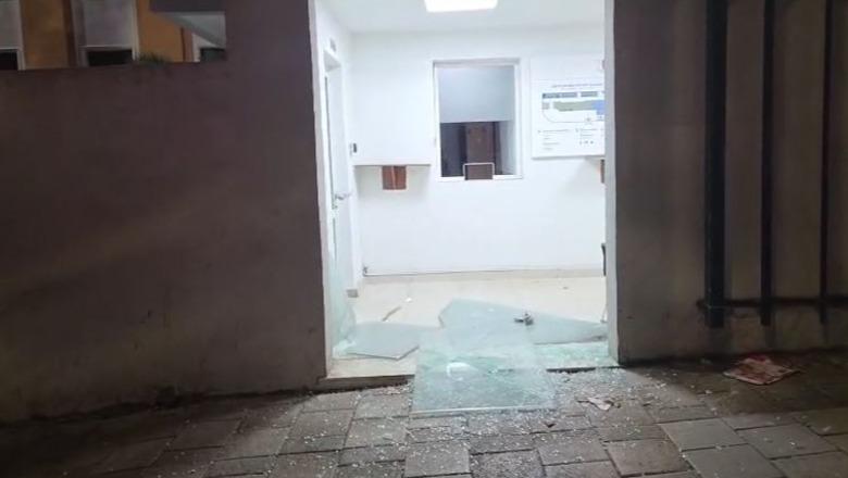 Copa xhamash dhe kosha mbeturinash në tokë, protestuesit dëmtojnë Drejtorine e Arkivave