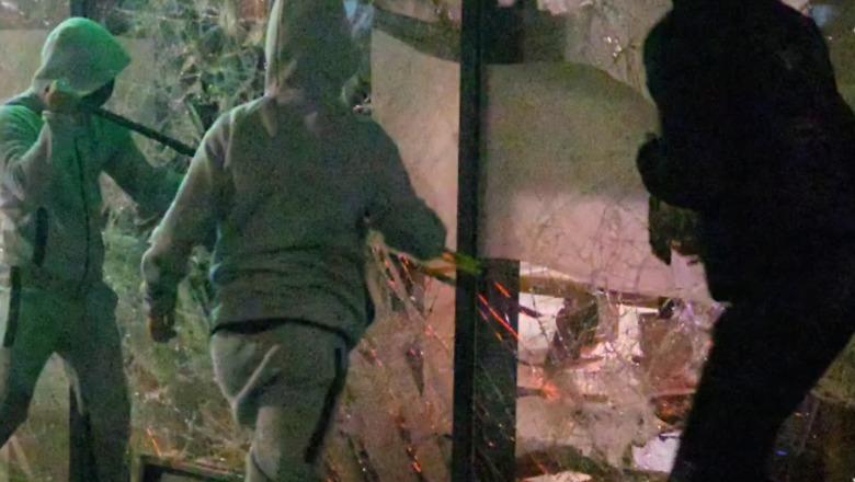 Bankat nën sulm nga protestuesit e maskuar/ Shkatërrojnë fasadat e disave u vënë flakën! Bankomatët bëhen copash (VIDEO)