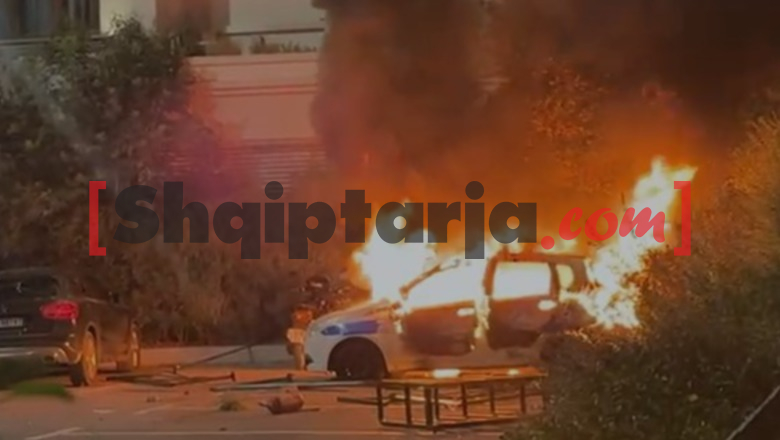 Protestuesit djegin makinën e policisë te komisariati nr. 2
