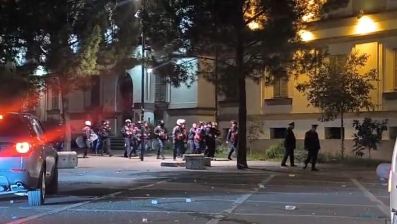 Një pjesë e protestuesve rikthehen sërish te Kryeministria, Policia shoqëron disa prej tyre