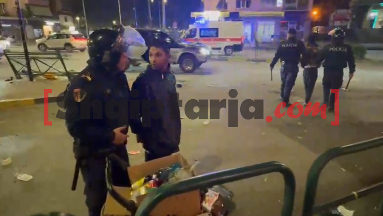 Karroca plot me pije e ushqime, polici s’bindet nga fjalët e të rinjve: Pasha Zotin i gjeta në tokë!