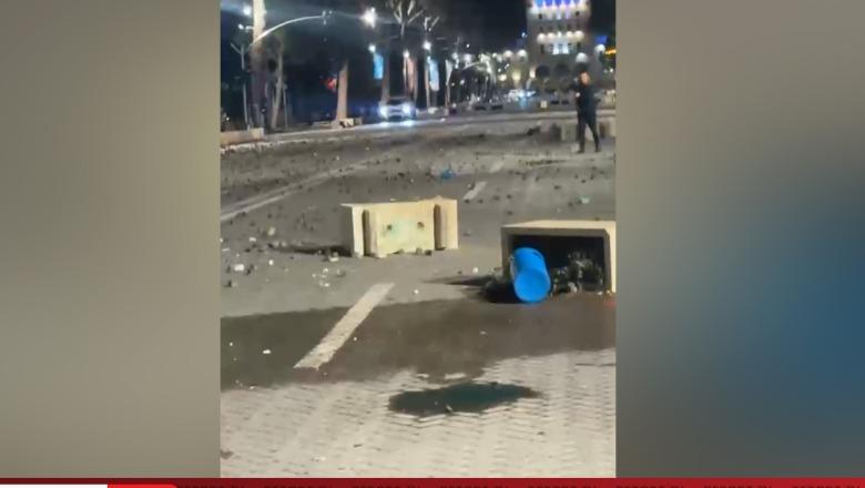 Gurë, xhama dhe mbeturina në rrugë, pamjet pas protestës përballë Kryeministrisë