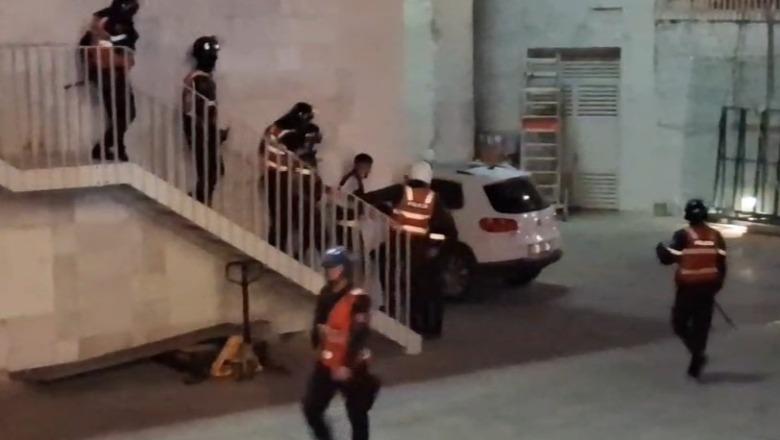 Policia shoqëron të tjerë protestues
