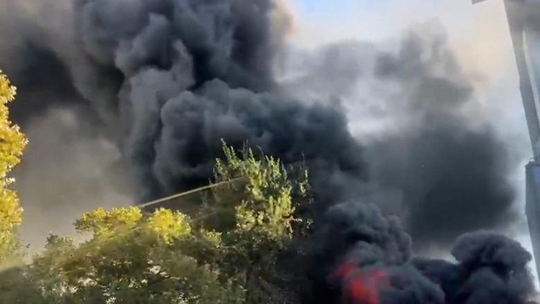 ‘Gjendje lufte’ në Tiranë, kaosi ‘padron’ i rrugëve! Sulmohen 8 prej institucioneve kryesore, zjarr 3 ministrive e 4 bankave! Në flakë dhe plaçkiten biznese private! 51 policë të lënduar dhe 35 të shoqëruar