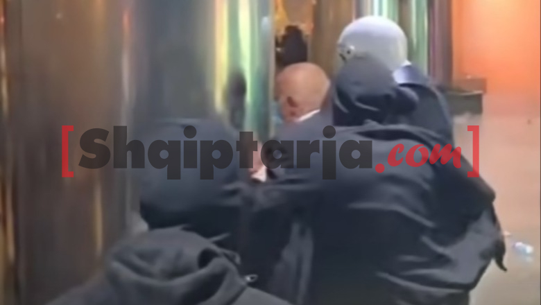 Protestuesi kap në befasi policin, e qëllon me shkelm