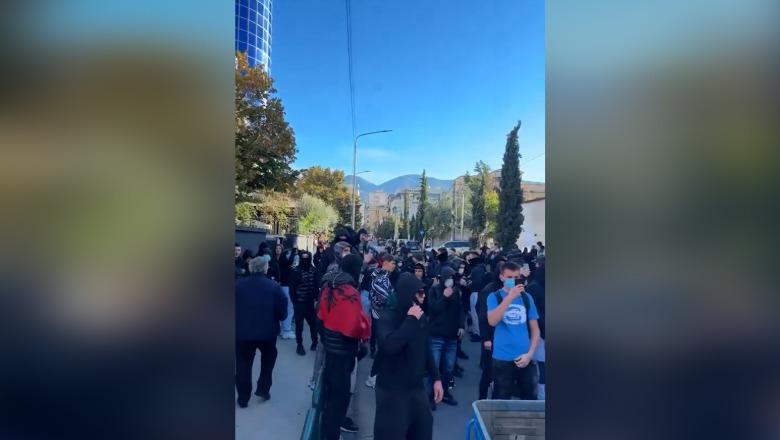 Protesta/ Nxënës të Tiranës e Kamzës bojkotojnë mësimin, djegin kosha mbeturinash dhe hedhin fishekzjarrë